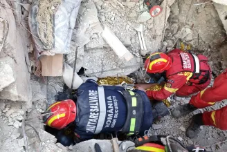 Még van remény! A romániai mentőcsapatok 149 órával a rengés után mentettek ki egy férfit Törökországban
