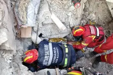 Még van remény! A romániai mentőcsapatok 149 órával a rengés után mentettek ki egy férfit Törökországban
