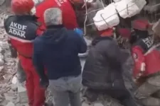 Videón, ahogy a túlélőket kereső mentőkre omlanak egy ház romjai Törökországban