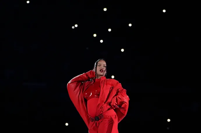Terhesen, több méter magasban lebegve tolta végig Rihanna a Super Bowl félidei show-ját