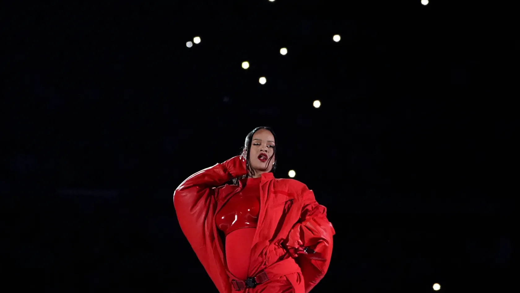 Terhesen, több méter magasban lebegve tolta végig Rihanna a Super Bowl félidei show-ját