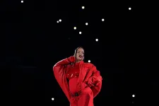 Terhesen, több méter magasban lebegve tolta végig Rihanna a Super Bowl félidei show-ját