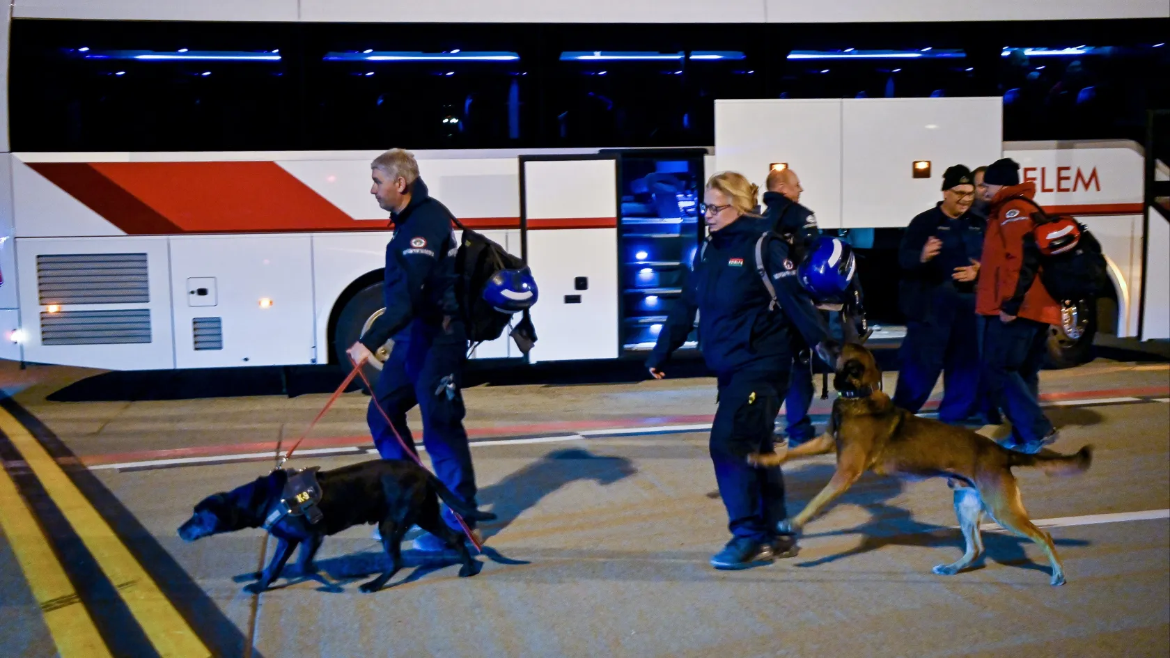Hazaérkezett a Hunor mentőcsapat Törökországból, 17 túlélőt mentettek meg