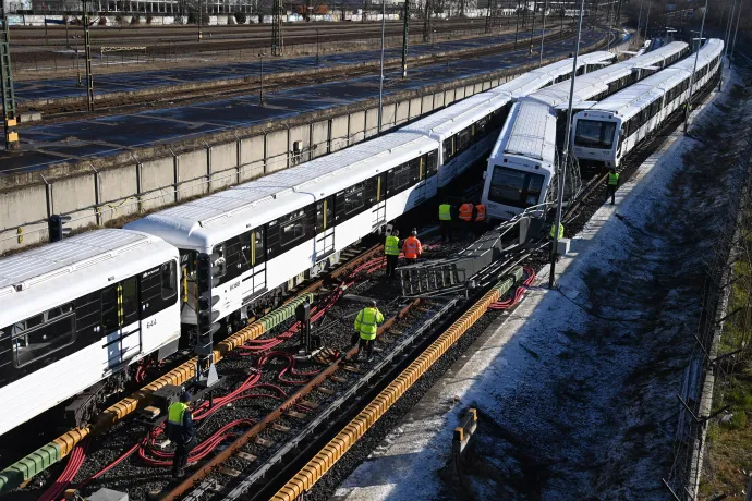 Ütközésben megsérült metrószerelvények a 3-as vonal Kőbánya-Kispest "kihúzó" szakaszán 2022. január 22-én. Az ütközés éjjel történt utasok által nem használt területen, utasok nem voltak a szerelvényen, személyi sérülés nem történt – Fotó: MTI/Mihádák Zoltán 