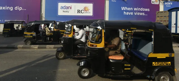 Az Adani-cégcsoport hirdetései Mumbaiban – Fotó: Indranil Aditya / NurPhoto / Getty Images
