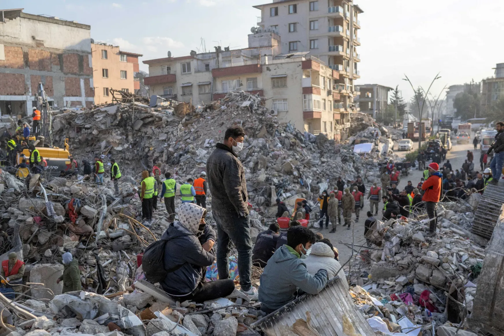 Több mint 160 órával a földrengés után kimentettek egy férfit a romok alól Törökországban