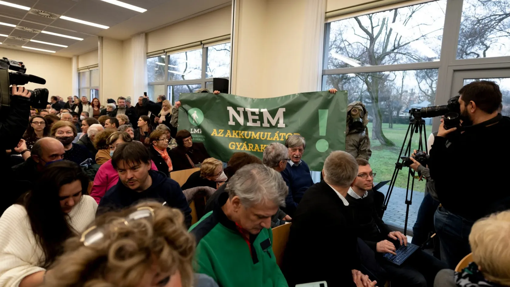 Még nem engedték át az LMP akkugyáras népszavazási kérdését, mégis aláírásgyűjtésbe kezd a párt