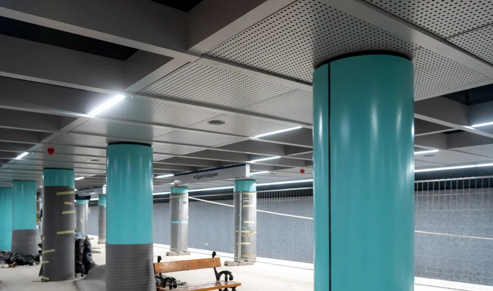 Márciusban átadják, így néz ki most az Arany János utcai metróállomás