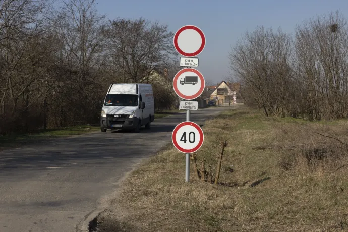 A település szélén kihelyezett sebességkorlátozó táblák, amik a megnövekedett forgalmat próbálják mérsékelni – Fotó: Hevesi-Szabó Lujza / Telex