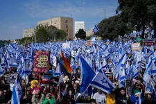 Több tízezren tüntetnek Izraelben a kormány igazságügyi reformja miatt