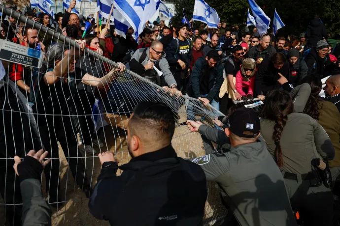 Több tízezren tüntetnek Izraelben a kormány igazságügyi reformja miatt