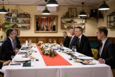 Szijjártó hazatért Minszkből, és Dunakeszin a kirgiz külügyminiszter várta