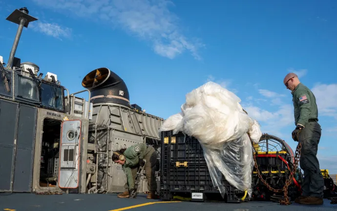 Az amerikai haditengerészet által közzétett fotókon tűzszerészek segítségével gyűjtik be a lelőtt kínai kémballon maradványait a dél-karolinai Myrtle Beach partjainál – Fotó: U.s. Navy / Reuters