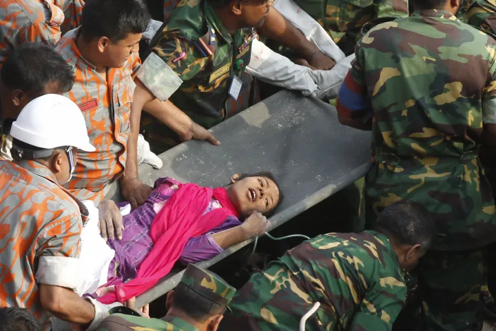 A 2013-as bangladesi gyáromlás után 17 nappal kimentett Reshma – Fotó: Strdel / AFP
