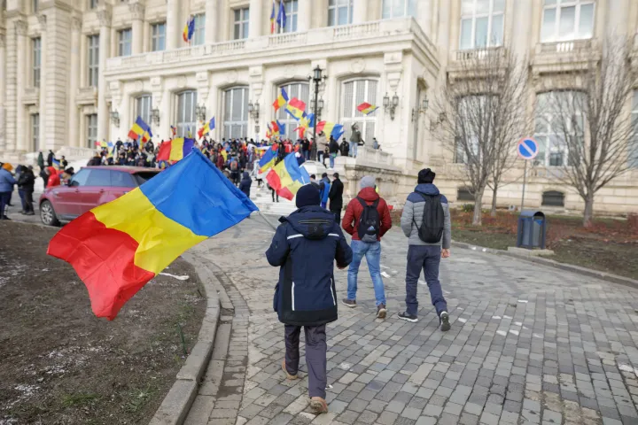 A zöld igazolások visszavonását követelő AUR-os tüntetők betörnek a szenátus udvarára Bukarestben, 2021. december 21-én – Fotó: George Călin / Inquam Photos