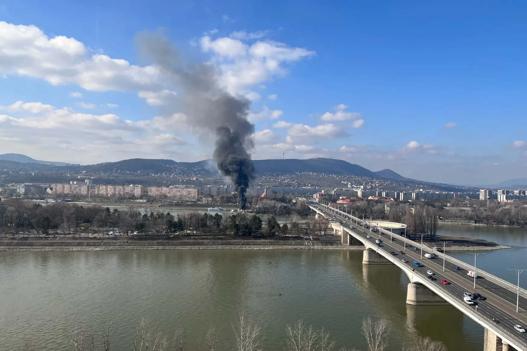 Kiégett egy jacht az Árpád híd budai hídfőjénél