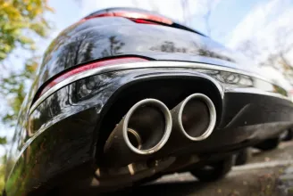 Az Európai Parlament megszavazta az új benzines és dízelmotoros autók betiltását