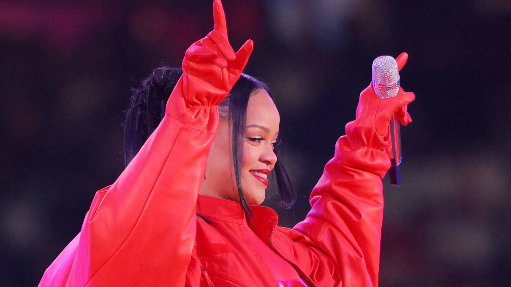 Rihanna pécsi kesztyűben énekelt a Super Bowl szünetében