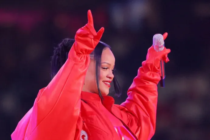 Rihanna's Hungarian gloves at Super Bowl