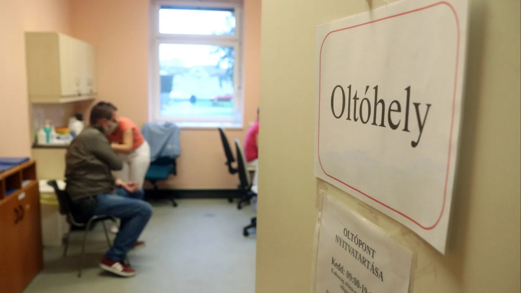 Itt vannak a koronavírus-adatok, egyre kevesebb oltás fogy