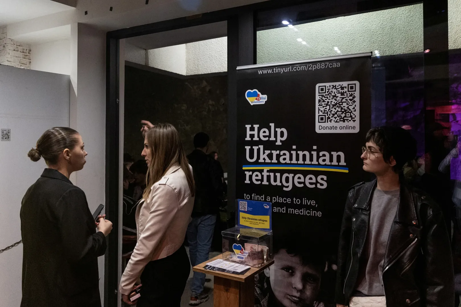 Ivanova koncertjén önkéntesek gyűjtik az adományt az ukrán menekültek megsegítésére – Fotó: Maxim Shemetov / Reuters