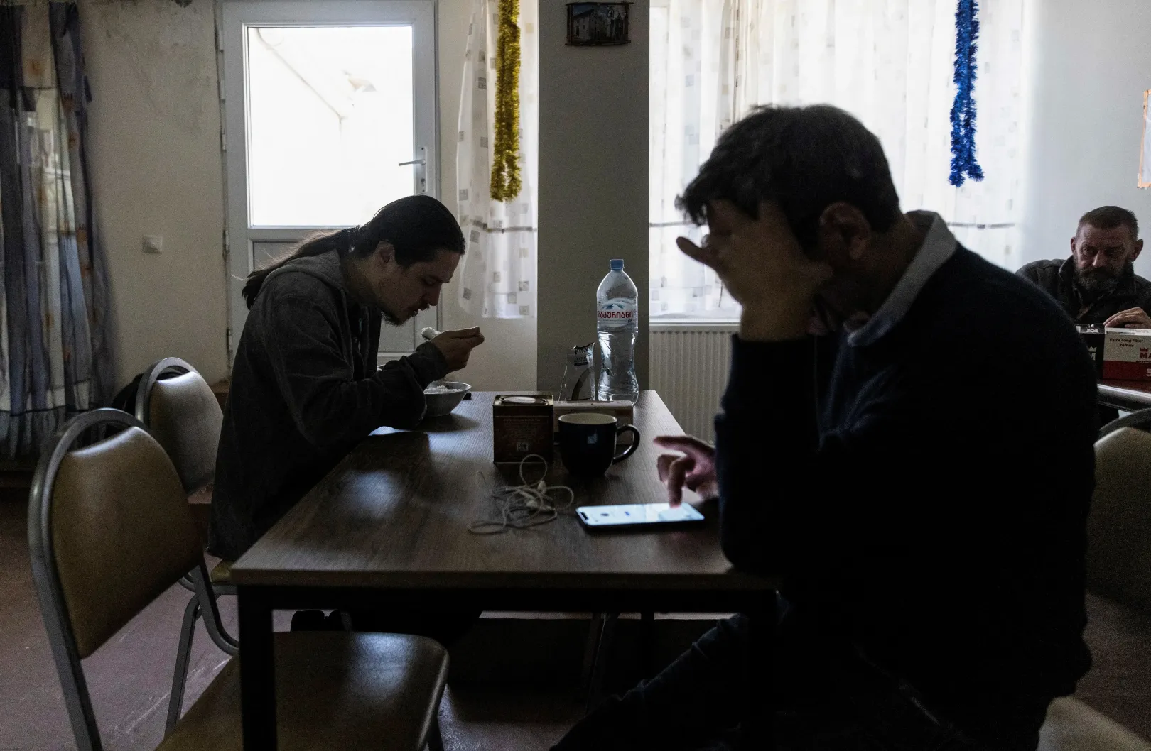 Antropov az első szállásán, egy hostelben eszi az ebédjét – Fotó: Maxim Shemetov / Reuters
