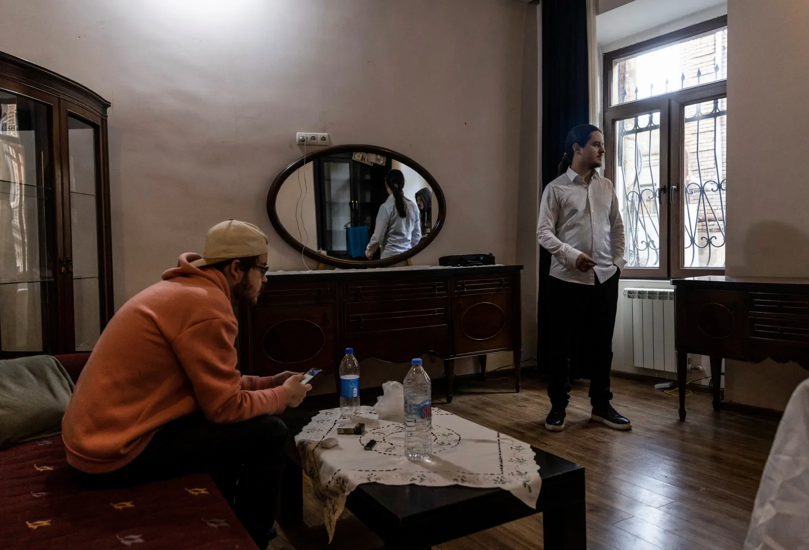 Alekszej Antropov a barátaival beszélget a nemrég kibérelt új lakásában, Grúzia fővárosában. – Fotó: Maxim Shemetov / Reuters