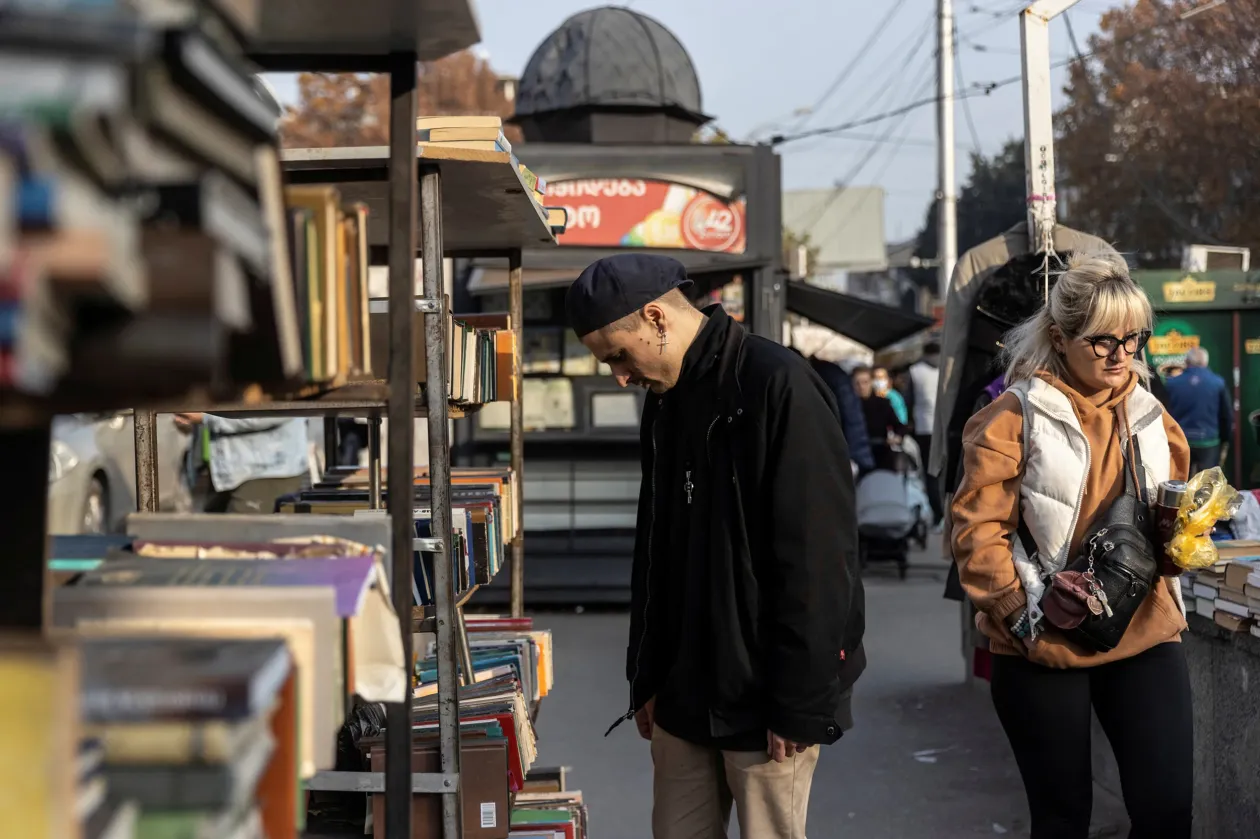 Dobrynin könyveket nézeget egy utcai árusnál Tbilisziben – Fotó: Maxim Shemetov / Reuters