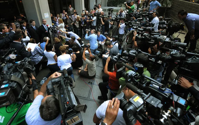 Donald Etra, Rihanna ügyvédje sajtótájékoztatót tart a Los Angeles-i legfelsőbb bíróság előtt a Chris Brownnal folytatott tárgyalás után, 2009. június 22-én – Fotó: Mark Ralston / AFP