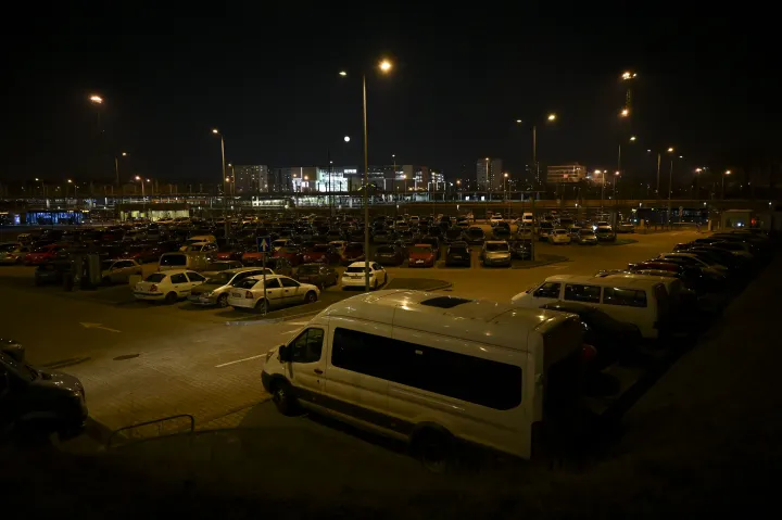 Őrmezőn tele a parkoló este is – Fotó: Melegh Noémi Napsugár / Telex