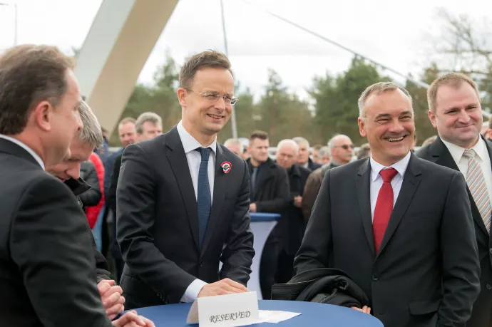 Győrben több száz önkormányzati szerződést vitt el ugyanaz a három cég