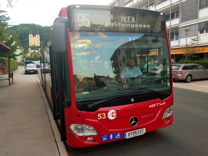 Ausztriában is biztos megélhetést jelent sofőrnek lenni, de így is állandó a munkaerőhiány Fotó: Olvasónk, Zoli (a busz vezetőülésén) / Telex