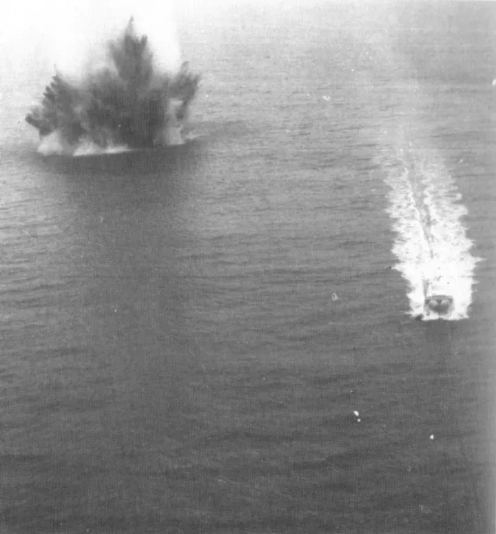 Fent: Amerikai hajók útban az 1973-as End Sweep hadművelet megkezdéséhez, amely a vietnámi háború idején Észak-Vietnám partjainál elhelyezett több ezer tengeri akna eltávolítását célozta. / Lent: Amerikai haditengerészeti akna robban Hải Phòngban az aknamentesítési művelet közben, 1973 márciusában – Fotók: United States Navy