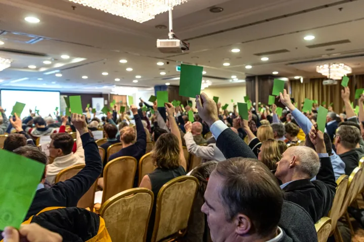 Szavazás a Magyar Orvosi Kamara rendkívüli országos küldöttközgyűlésén 2022. február 4-én – Fotó: Magyar Orvosi Kamara