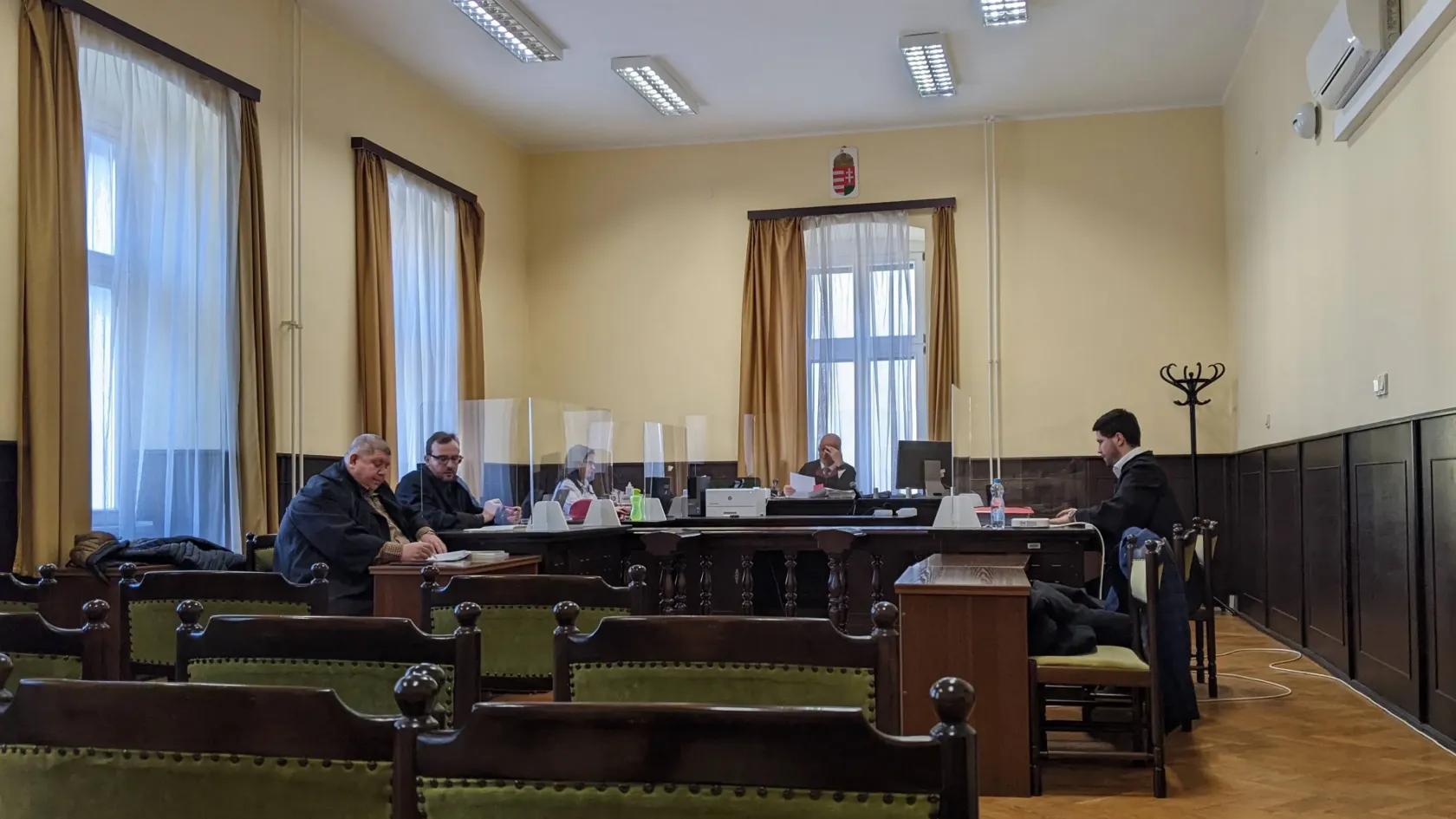 Nem jelent meg a bíróságon a pécsi vagyonkezelő volt kommunikációs vezetője, mert Dubajba költözött