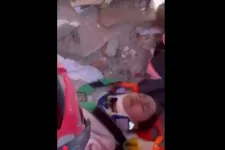 Tíz nappal a földrengés után emeltek ki a romok alól egy 17 éves török lányt