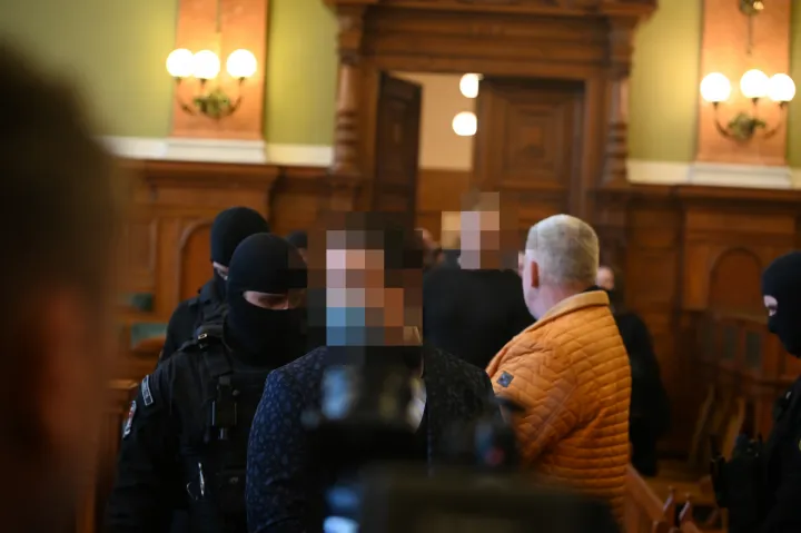 Schadl György érkezik a tárgyalóterembe. Schadl a bíróság kérdésére az arca mutatását nem engedélyezte – Fotó: Melegh Noémi Napsugár / Telex