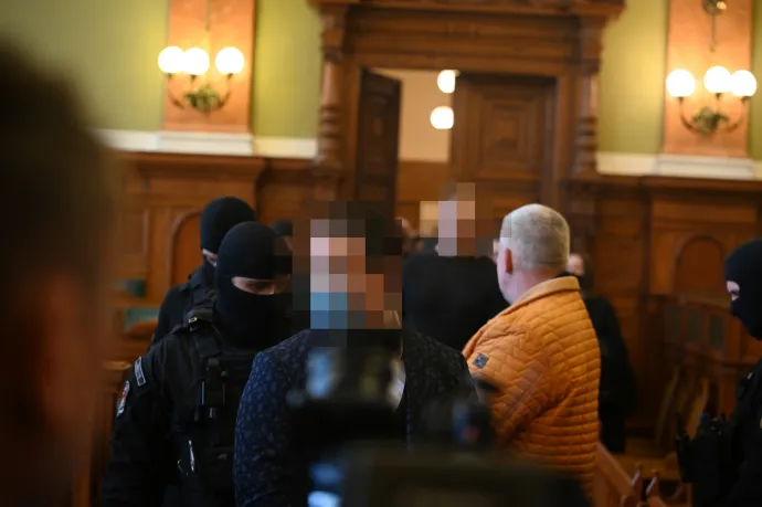 Schadl György érkezik a tárgyalóterembe. Schadl a bíróság kérdésére az arca mutatását nem engedélyezte – Fotó: Melegh Noémi Napsugár / Telex