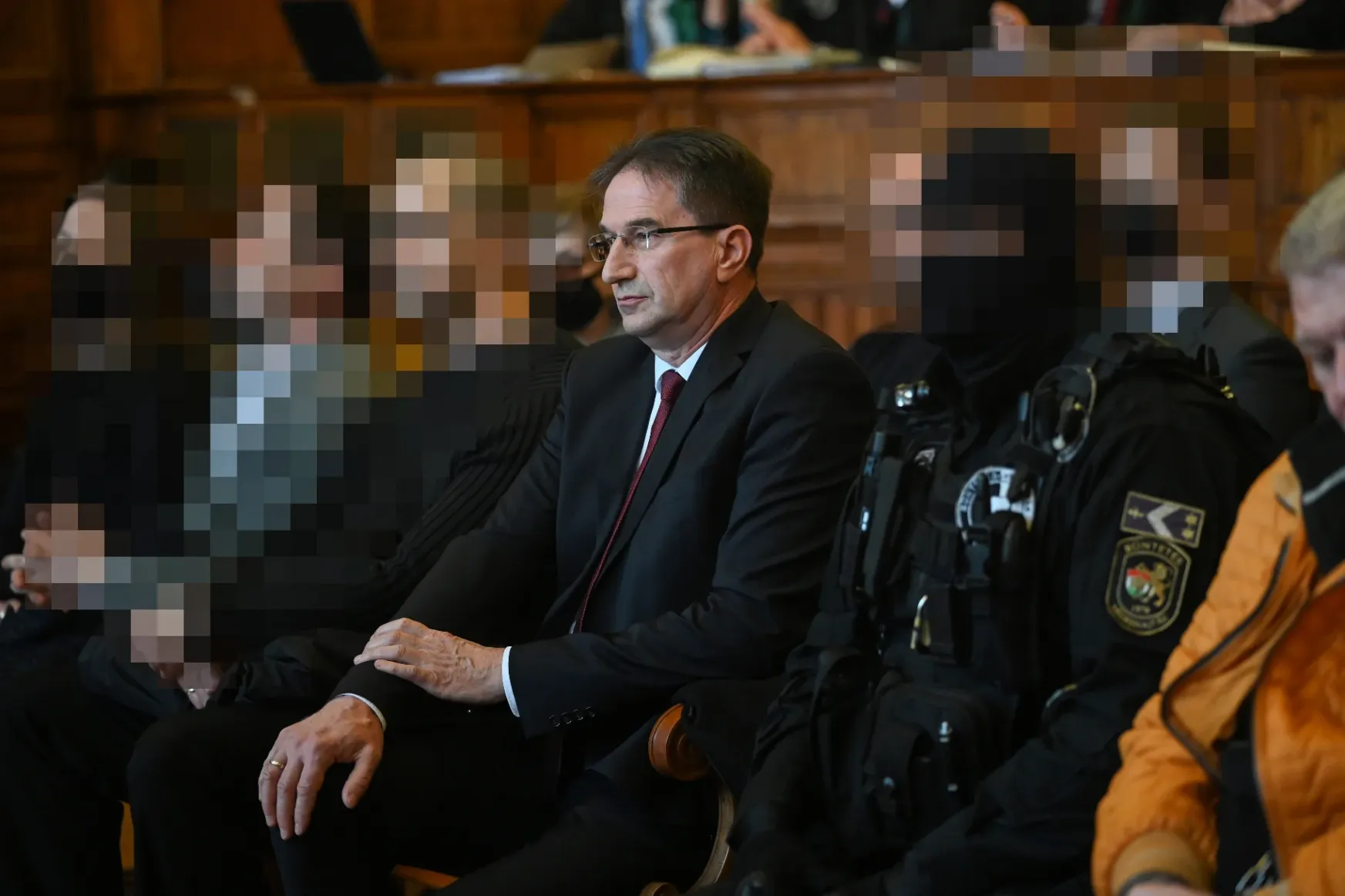 Völner Pál szótlanul érkezett meg a bíróságra, bent kordonokkal védik őket az újságíróktól