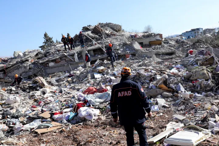 A török segélyszervezet, az AFAD mentőalakulat munkatársai egy összedőlt épület romjait kutatják 2023. február 13-án – Fotó: Zein Ai Rifai / AFP
