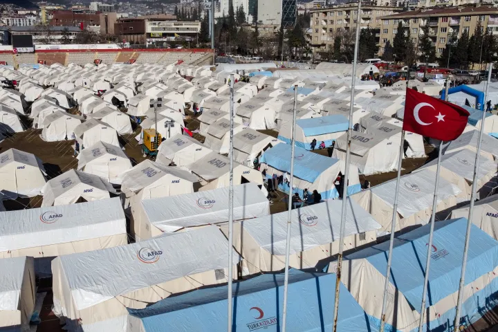 A török katasztrófavédelmi ügynökség által a földrengés áldozatai számára felállított sátrak a 12 Subat stadionban Kahramanmaraş belvárosában 2023. február 15-én – Fotó: Mehmet Kaman / AFP