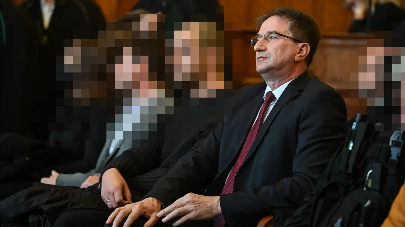 Schadl bilincsben, Völner kezét tördelve ül a bíróságon