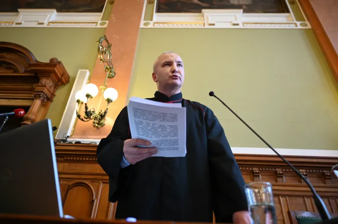Az ügyész olvassa fel a vádpontokat – Fotó: Melegh Noémi Napsugár / Telex