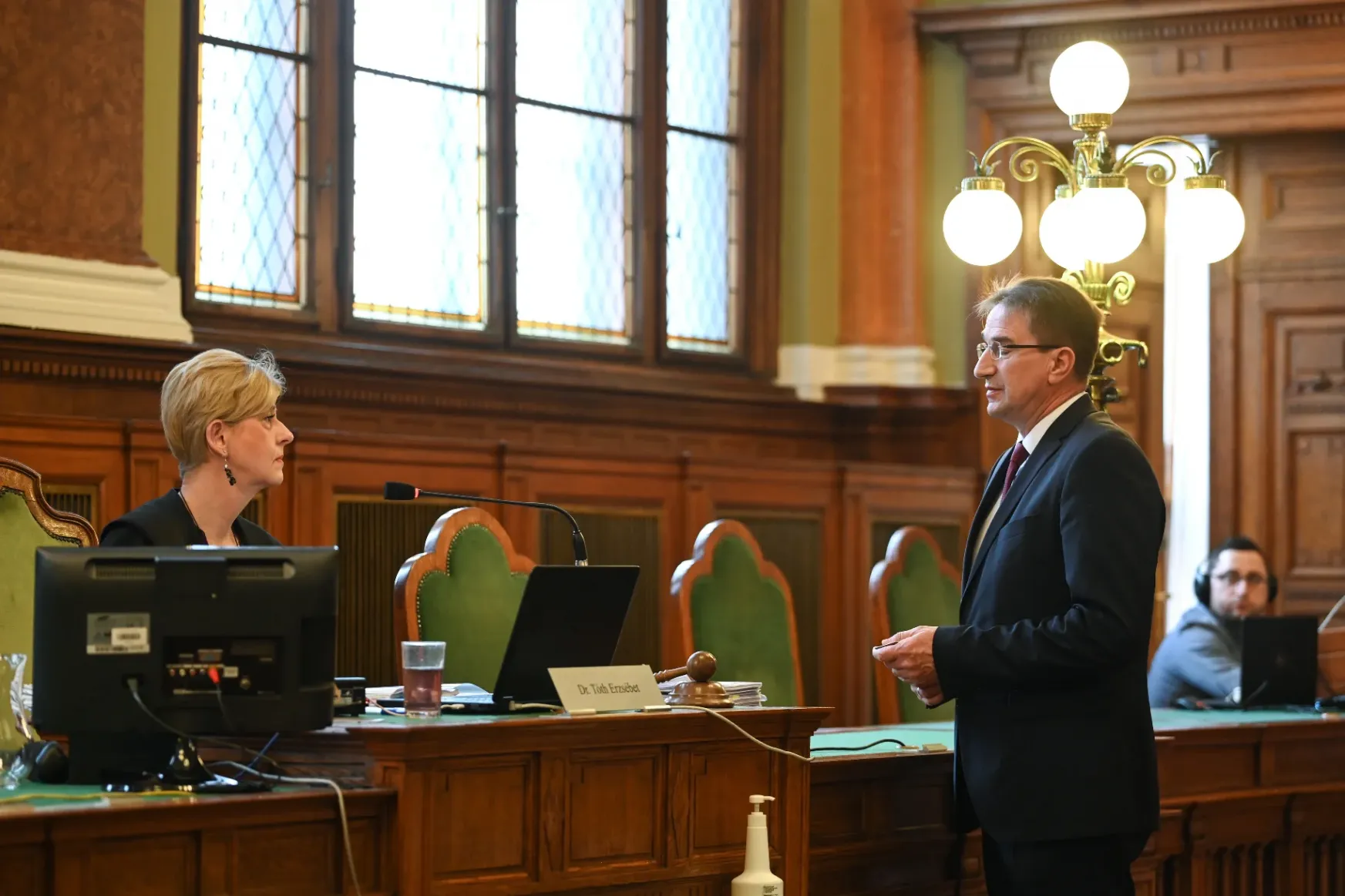Schadl bilincsben, Völner a kezét tördelve ült a bíróságon