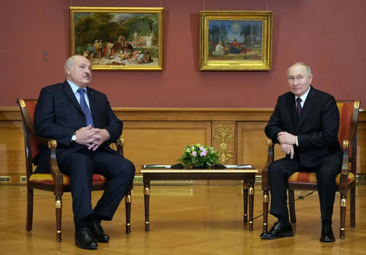 Alekszandr Lukasenko belarusz elnök beszélt Vlagyimir Putyin orosz elnökkel a a szentpétervári Állami Orosz Múzeumban 2022. december 27-én – Fotó: Alexey Danichev / Sputnik / AFP