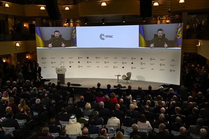 Zelenszkij felszólal a világ vezetői előtt 2023. február 17-én Münchenben – Fotó: Thomas Kienzle / AFP