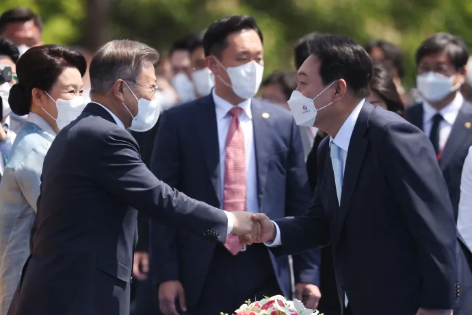 Jun Szogjol beiktatási ünnepségén kezet fog Mun Dzsein korábbi elnökkel – Fotó: Kim Hong-ji / AFP