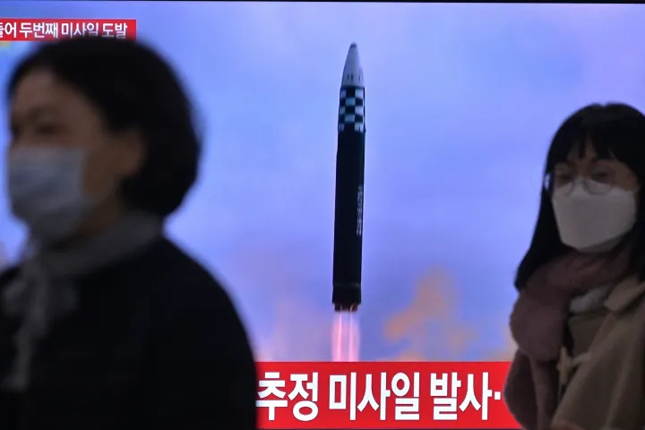 Az észak-koreai rakétakísérletről készült felvételt mutatják a dél-koreai híradóban, egy szöuli vasútállomáson 2023. február 18-án – Fotó: Anthony Wallace / AFP