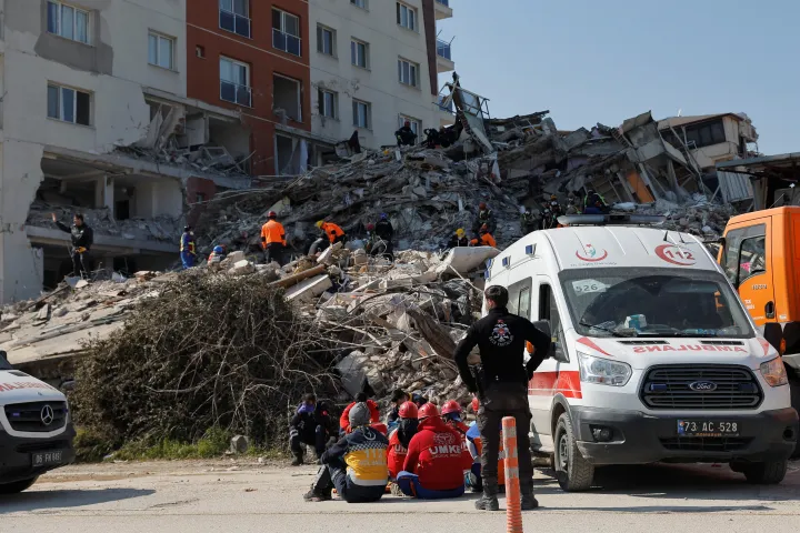 Mentők dolgoznak egy összedőlt épületnél a törökországi Antakya városában 2023. február 18-án – Fotó: Maxim Shemetov / Reuters