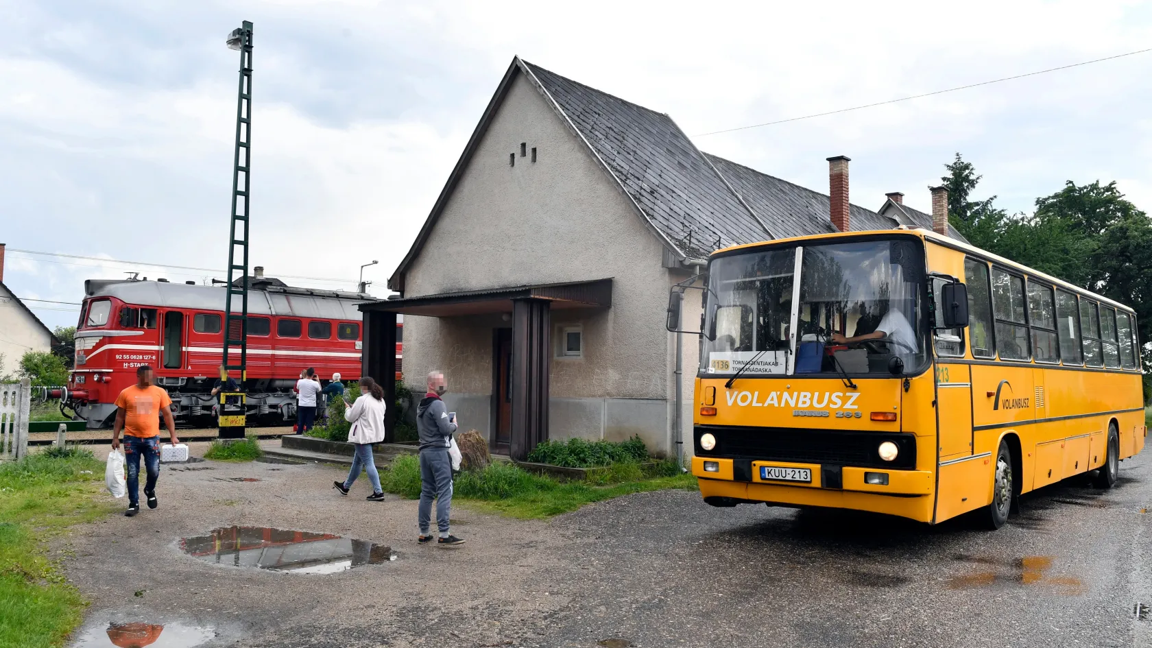 Jön a vármegyei és országbérlet: vonat és Volánbusz havi 9450 és 18 900 forintért